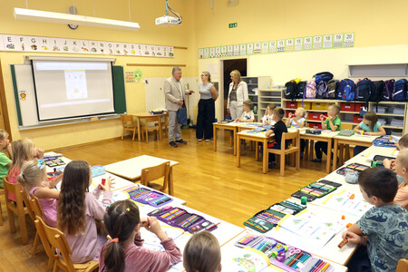 Cerknica Prevzem knjig Občine Cerknica in zastave za prvošolčke 01 Foto Ljubo Vukelič